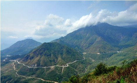 Pha Đin Pass, 32 km long, 1648 m above sea level. It has 8 dangerous curves