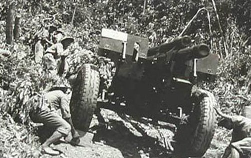 Vietnamese soldiers manually pulling artillery to reposition the firing site